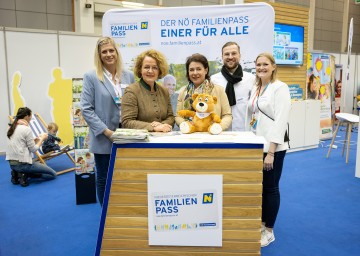 Familien-Landesrätin Christiane Teschl-Hofmeister gratulierte dem Team der NÖ Familienland GmbH zur gelungenen Messe.