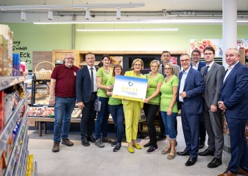 Nah & Frisch-Markt in Reinsberg feierlich eröffnet. Landeshauptfrau Johanna Mikl-Leitner mit Vereinsobmann Christoph Wolmersdorfer (links), Bürgermeister Franz Faschingleitner (2. von links), Mitarbeiterinnen, Elmar Ruth von der Firma Kastner (6. von rechts), Kommerzialrat Christoph Kastner (4. von rechts), Andreas Blauensteiner von der Firma Kastner (3. von rechts), Bezirkshauptmann-Stellvertreter Manuel Hofer (2. von rechts) und Wolfgang Fuchs von der Gemeinschaft zur Förderung des Einkaufens in Ortszentren (NAFES)