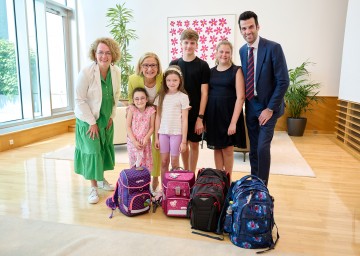 Bildungs-Landesrätin Christiane Teschl-Hofmeister, Landeshauptfrau Johanna Mikl-Leitner (li.) und LH-Stellvertreter Udo Landbauer (re.) freuen sich, erneut rund 200.000 Kinder und Jugendliche in Niederösterreich bei ihrem Start ins neue Schuljahr unterstützen zu können.
