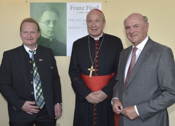 Landeshauptmann Dr. Erwin Pröll, Kardinal Dr. Christoph Schönborn und Bürgermeister Josef Freiler vor der Gedenktafel für Pfarrer Franz Füssl, der 1932 die Passionsspiele Kirchschlag begründet hat.