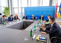 Landeshauptfrau Johanna Mikl-Leitner im Gespräch mit Expertinnen und Experten beim „Bau- und Wohnen“-Gipfel.