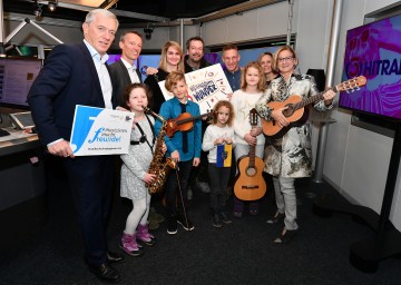 Kultur.Region.Niederösterreich-Geschäftsführer Martin Lammerhuber, Ö3-Senderchef Georg Spatt, die Moderatoren Gabi Hiller, Robert Kratky und Andi Knoll sowie Musikschulmanagement NÖ-Geschäftsführerin Michaela Hahn und Landeshauptfrau Johanna Mikl-Leitner mit Valerie Wenger, Felix Herold und Elisabeth und Andrea Pöschl (v.l.n.r.)