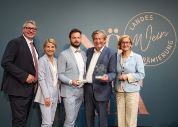 „Winzer des Jahres“: NÖ Weinbaupräsident Reinhard Zöchmann, Moderatorin Kristina Sprenger, Johann und Johann Gisperg mit Landeshauptfrau Johanna Mikl-Leitner. 