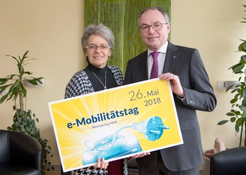 Wirtschafts-Landesrätin Petra Bohuslav und LH-Stellvertreter Stephan Pernkopf freuen sich auf den e-Mobilitätstag am 26. Mai am Wachauring in Melk. (v.l.n.r.)