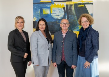 Landesrätin Christiane Teschl-Hofmeister (re) und die Stellvertretung der Geschäftsführerin der Gesundheit Weinviertel GmbH, Doris Slama, MSc (li) gratulierten der Kaufmännischen Direktorin Mag. Shajen Prohaska, MSc (PBZ Orth/Donau) und Pflegedirektor Erich Schiller, MSc (PBZ Laa/Thaya). 
