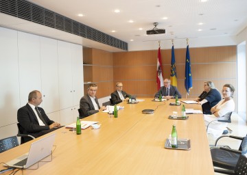 Aktuelle Lagebesprechung im NÖ Landhaus.
