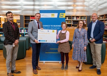 1.Platz: v.l.n.r. tecnet equity Technologie Transfermanager Lukas Madl, , Technologielandesrat Jochen Danninger, Anna Stierschneider IMC FH Krems, Universität für Weiterbildung Krems Vizerektorin Viktoria Weber, accent Geschäftsführer Michael Moll