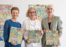 Künstlerische Direktorin Gerda Ridler, Landeshauptfrau Johanna Mikl-Leitner und Kuratorin Alexandra Schantl (v.l.n.r.)