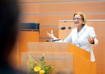 Landeshauptfrau Johanna Mikl-Leitner bei ihrer Rede anlässlich des 25. Jubiläums des NÖ Landesrechnungshofes im Landtagssaal St. Pölten.