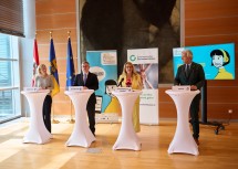 Bei der Pressekonferenz im NÖ Landhaus: Alexandra Beroggio vom Rauchfrei Telefon, Landesrat Ludwig Schleritzko, Landesrätin Ulrike Königsberger-Ludwig und Norbert Fidler, Vorsitzender Landesstellenausschuss der ÖGK in Niederösterreich (v.l.n.r.).