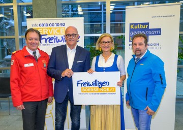 Von links nach rechts: Der Vize-Präsident Rotes Kreuz NÖ, Werner Kraut, Service Freiwillige Koordinator Konrad Tiefenbacher, Landeshauptfrau Johanna Mikl-Leitner, der Geschäftsführer des Zivilschutzverbandes NÖ Thomas Hauser.