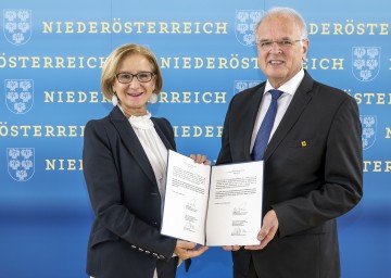 Landeshauptfrau Johanna Mikl-Leitner nahm heute, Donnerstag, im NÖ Landhaus in St. Pölten die Angelobung des Bürgermeisters von Krems an der Donau, Reinhard Resch, vor.