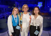 Landeshauptfrau Johanna Mikl-Leitner mit Teilnehmerinnen bei der Jugendklimakonferenz.