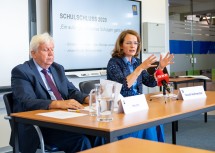 Bildungsdirektor Johann Heuras und Bildungs-Landesrätin Christiane Teschl-Hofmeister berichten über das außergewöhnliche Schuljahr 2020. (v.l.n.r.)