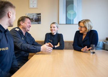 Landeshauptfrau Johanna Mikl-Leitner im Gespräch mit Polizistinnen und Polizisten der Polizeiinspektion Klosterneuburg.