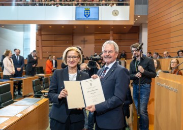 Landtagspräsident Karl Wilfing überreichte Landeshauptfrau Johanna Mikl-Leitner ihr Dekret. 