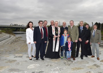 Im Bild von links nach rechts: Gemeinderätin Ing. Christina Veit, Direktor Dieter Lutz, Walter Hobinger, Vzbgm. Ing. Matthias Adl, Propst Maximilian Fürnsinn, Obmann Ing. Franz Permoser, Landesrat Dr. Stephan Pernkopf, Ing. Kurt Merkl, Ulrich Mauterer, Landesfischermeister Karl Gravogl.