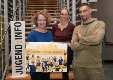 (v.l.n.r.): Jugend-Landesrätin Christiane Teschl-Hofmeister sowie Elisabeth Müllner und Stefan Kuback von der Jugend:info NÖ freuen sich auf neue Jugendprojekte in Niederösterreichs Gemeinden