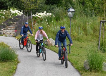 Landesrat Jochen Danninger (rechts) und ecoplus-Geschäftsführer Helmut Miernicki (links) schwangen sich selbst in den Sattel und informierten über neue Mountainbike-Strecken. 