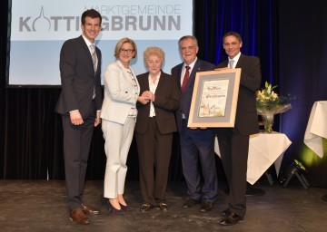 Verleihung der Ehrenbürgerschaft an die ehemalige Kottingbrunner Bürgermeisterin Inge Weiss: Bürgermeister Christian Macho, Landeshauptfrau Johanna Mikl-Leitner, Bürgermeisterin a. D. Inge Weiss, LH-Stellvertreter a. D. Ernst Höger und Vizebürgermeister Klaus Windbüchler (von links nach rechts).