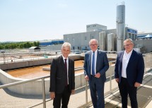 Geschäftsführer Josef Braunshofer, LH-Stellvertreter Stephan Pernkopf und Obmann Stefan Lindner bei der Besichtigung der neuen Abwasserreinigungs- und Biogas-Anlage der Berglandmilch in Aschbach-Markt. (v.l.n.r.)
