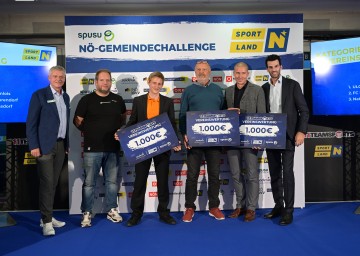 Siegerehrung in der Kategorie „11teamsports-Vereinswertung“: (v.l.n.r.): Franz Pichler (Geschäftsführer spusu), Michael Niederer (11teamsports), Philipp Ginterstorfer, Manfred Stradinger, Florian Bächlein, LH-Stellvertreter Udo Landbauer.