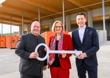 Landeshauptfrau Johanna Mikl-Leitner mit Bürgermeister Adolf Mechtler (li.) und Kurt Hackl, Abgeordneter zum NÖ Landtag, (re.) mit dem symbolischen Schlüssel zur Eröffnung des neuen Bauhofes und des neuen Werkstoffsammelzentrums.