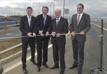 Verkehrsfreigabe der Brücke über die B 20. mit Ing. Franz Seiser von der ÖBB Infrastruktur AG, Bürgermeister Mag. Matthias Stadler, Landeshauptmann Dr. Erwin Pröll und DI Rainer Irschik vom NÖ Straßendienst (v.l.n.r.)