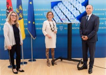 Landeshauptfrau Johanna Mikl-Leitner (m.) mit Landesrätin Ulrike Königsberger-Ludwig (l.) und dem Vorstand der NÖ Landesgesundheitsagentur Konrad Kogler.
