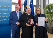 Abt Georg Wilfinger (m.) erhielt das Große Silberne Ehrenzeichen für Verdienste um die Republik Österreich, im Bild mit Landeshauptfrau Johanna Mikl-Leitner und LH-Stellvertreter Stephan Pernkopf.