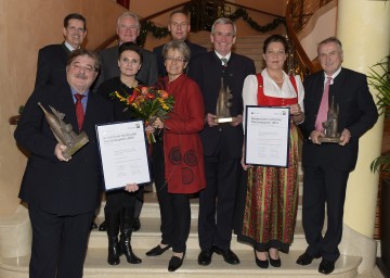 Im Bild von links nach rechts: Prof. Christoph Madl, MAS, Geschäftsführer Niederösterreich-Werbung, Dr. Hubert Schultes, Generaldirektor Niederösterreichische Versicherung und Helmut Heider vom Hotel Fahrnberger (Kategorie Wirtschaft).
<br />
Vorne: Erwin Steinhauer (Kategorie Medien), Dagmar Nahringbauer vom Hotel Fahrnberger (Kategorie Wirtschaft), Tourismus-Landesrätin Dr. Petra Bohuslav, Johann und Rosemarie Neuwiesinger (Kategorie Produkt- und Dienstleistungsinnovation) und ÖkR DI Josef Pleil (Ehrenpreis).