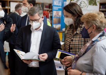 Fachmesse „biblio aktiv 2022“ in der NÖ Landesbibliothek in St. Pölten. Im Bild Landesrat Ludwig Schleritzko, Ursula Liebmann, Geschäftsführerin von Treffpunkt Bibliothek, und die Ausstellerin Ingeborg Kemsies (v.l.n.r.) 