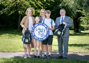 Landesrätin Christiane Teschl-Hofmeister, „Tut gut!“-Geschäftsführerin Alexandra Pernsteiner-Kappl (Bildmitte) und Landesrat Ludwig Schleritzko  freuen sich mit Anna und Lukas über mehr Bewegung in den Schulen durch die „Tut gut!“-Schulwandertage.