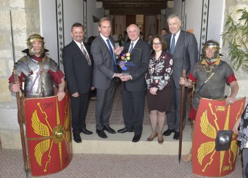 Mag. Franz Humer, Dr. Markus Wachter, Landeshauptmann Dr. Erwin Pröll,Jacqueline Pacaud und Dr. Martin Eichtinger beim \"Fest für Carnuntum\" anlässlich der Verleihung des europäischen Kulturerbe-Siegels an den Archäologischen Park Carnuntum (v.l.n.r.)