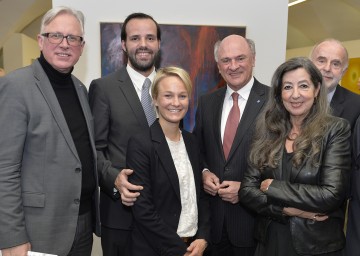 Landeshauptmann Dr. Erwin Pröll und Direktor Mag. Carl Aigner mit der Familie Kopriva bei der Eröffnung der neuen Galerieräumlichkeiten in Krems.