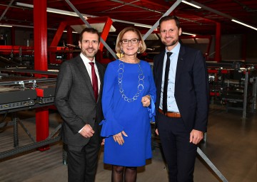20 Jahre Würth-Standort Böheimkirchen: Landeshauptfrau Johanna Mikl-Leitner, flankiert von den beiden Geschäftsführern Alfred Wurmbrand (links) und Mario Schindlmayr (rechts) 