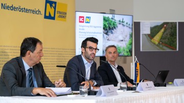 Straßenbaudirektor Josef Decker (v.l.n.r.), LH-Stellvertreter Udo Landbauer und Martin Müllegger informierten über den aktuellen Stand der Dinge zum Felssturz bei der B33.
