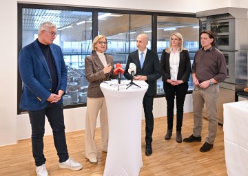 (v.l.) Wolfgang Hager, Bäckerei Hager St. Pölten, Landeshauptfrau Johanna Mikl-Leitner, Bundesminister Martin Kocher, Erika und Gerald Geier, Bäckerei Geier.