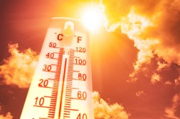 Thermometer vor glühendem Himmel