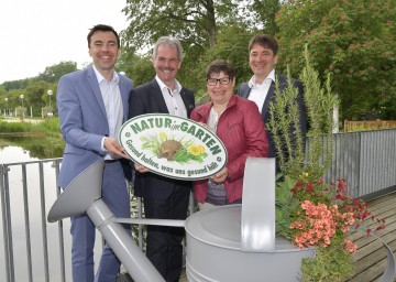 "Natur im Garten"-Obmann Christian Rädler, Landesrat Karl Wilfing, "Natur im Garten"-Geschäftsführerin Christa Lackner und Franz Gruber, Geschäftsführer der Garten Tulln, mit der "Natur im Garten"-Plakette (v.l.n.r.)