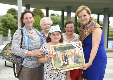 Familie Altenburger freut sich über den Gewinn: Maria Altenburger, Theresia Altenburger, Vanessa Altenburger (8 Jahre) und Marianne Winkler mit Landesrätin Barbara Schwarz. (v.l.n.r.)