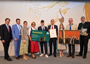 Auszeichnung zum Weingut des Jahres: Weinbaupräsident Johannes Schmuckenschlager, Bundesminister Norbert Totschnig, Claudia Mittermayr (RWA), Landeshauptfrau Johanna Mikl-Leitner, Wolfgang Hagn jun., Leo Hagn jun., Weinkönigin Sophie Hromatka, LH-Stellvertreter Stephan Pernkopf und NÖ Weinbaupräsident Reinhard Zöchmann (v.l.n.r.).