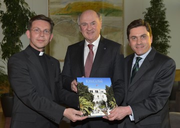 Buchüberreichung: Herausgeber MMag. Markus Stephan Bugnyar, Rektor des Österreichischen Hospizes zur Heiligen Familie, Landeshauptmann Dr. Erwin Pröll und Herausgeber Doz. Dr. Helmut Wohnout. (v.l.n.r.)