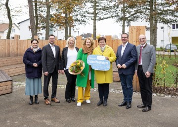 Gemeinderätin Helga Seibetseder, Ortsvorsteher Manuel Scherscher, Mittelschuldirektorin Denise Malleier, Bildungs- und Familien-Landesrätin Christiane Teschl-Hofmeister, Abgeordnete zum NÖ Landtag, Michaela Hinterholzer, Bürgermeister Christian Haberhauer und Schulobmann Reinhard Aigner im Rahmen der Eröffnung.