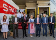 Der Leiter des TANN-Fleischwerkes Leopold Scharner, Bürgermeister Matthias Stadler, Landeshauptfrau Johanna Mikl-Leiter, SPAR-Vorstandsvorsitzender Friedrich Poppmeier, SPAR-Vorstand Hans K. Reisch und SPAR-Geschäftsführer Alois Huber (von links nach rechts).