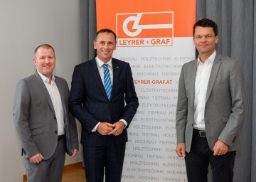 Von links nach rechts: Stefan Graf (CEO von Leyrer und Graf), Landesrat Jochen Danninger und Christian Bruckner (CFO von Leyrer und Graf).