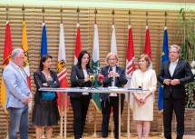 Bei der Pressekonferenz: Gastgeberin Landeshauptfrau Johanna Mikl-Leitner (m.) mit dem Salzburger LH-Stellvertreter Hans Schellhorn, der Wiener Stadträtin Veronica Kaup-Hasler, Staatssekretärin Andrea Mayer, der Vorarlberger Landesstatthalterin Barbara Schöbi-Fink und dem Steirischen Landesrat Christopher Drexler.