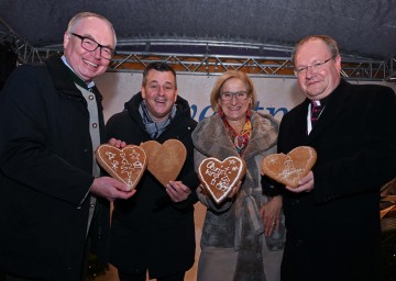 (v.l.) LH-Stellvertreter Stephan Pernkopf, Marc Pircher, Landeshauptfrau Johanna Mikl-Leitner und Probst Anton Höslinger bei der Eröffnung des 15. Adventmarktes der Kulinarik-Initiative „So schmeckt Niederösterreich“ im Wiener Palais Niederösterreich.