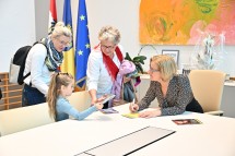 Landeshauptfrau Johanna Mikl-Leitner nahm sich Zeit für Gespräche und Erinnerungsfotos beim Tag der offenen Tür in ihrem Büro.