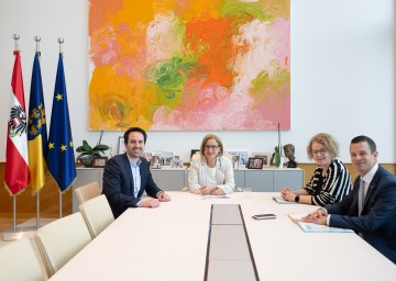 Bei Arbeitsgespräch zum Thema „Mitwirkungspflicht der Eltern im Schulbereich“: Landeshauptfrau Johanna Mikl-Leitner mit (li.) Bildungsminister Christoph Wiederkehr und (re.) Landesrätin Christiane Teschl-Hofmeister sowie NÖ Bildungsdirektor Karl Fritthum.